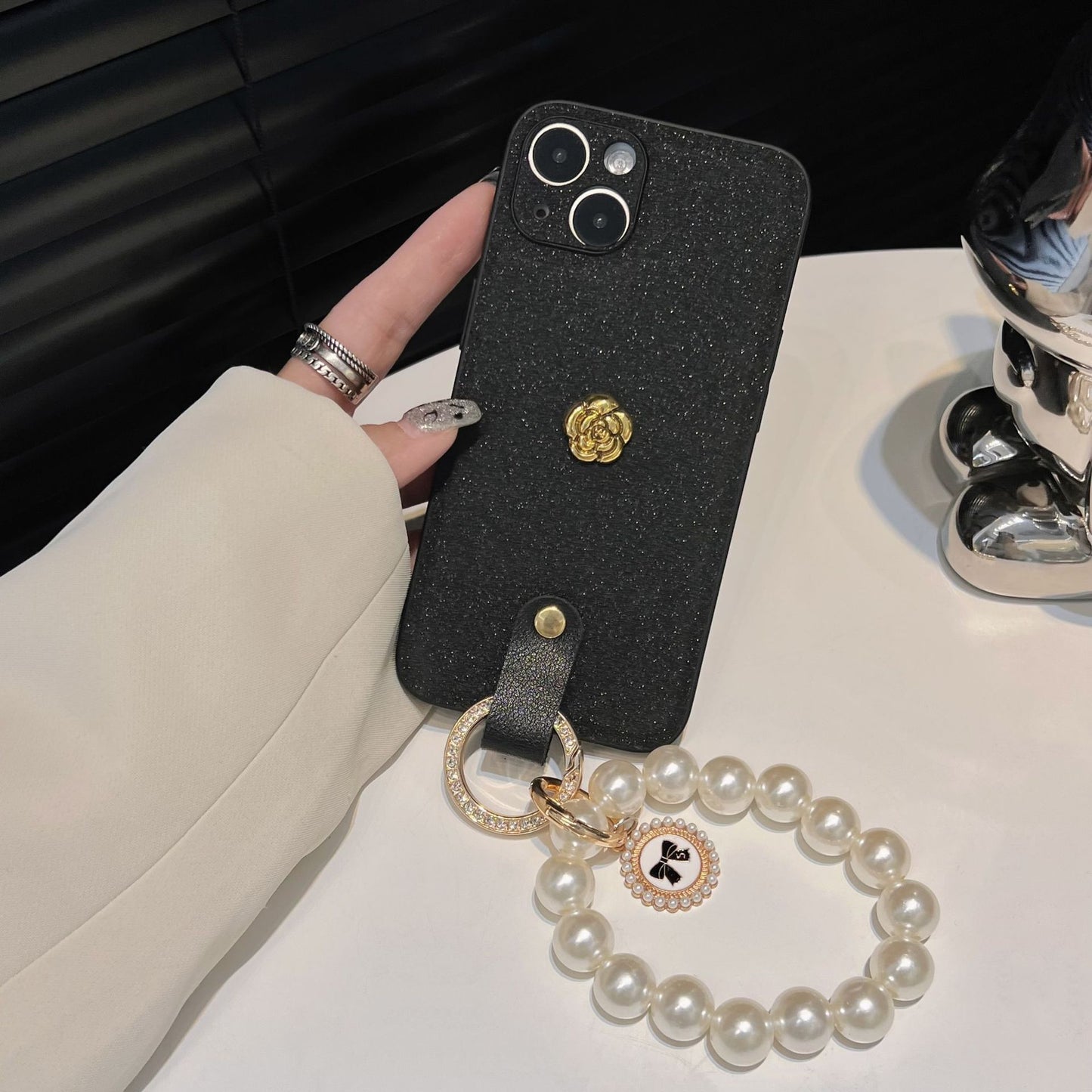 Accessories (Shipping fee not included) Camellia pearl bracelet for iPhone14 mobile phone case 13 Apple 12/11 messenger xsmax female xr lanyard