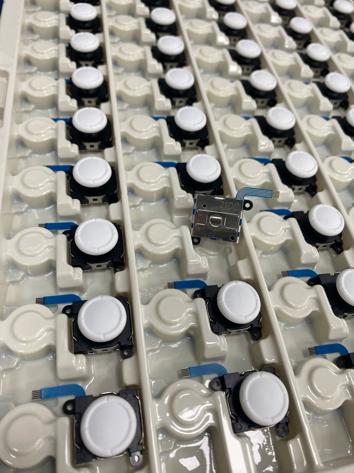 100PCS V3.0 V4.0 Left Right Joycon Joystick for Nintend Switch/Lite/OLED Controller Analog Joysticks Thumb Sticks 3D Rocker  Game console repair parts